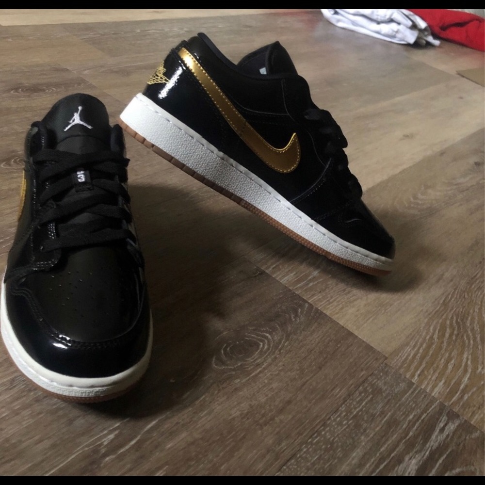 Air Jordans 1 Low ‘Meltallic Gold’ - Picture 1 of 4